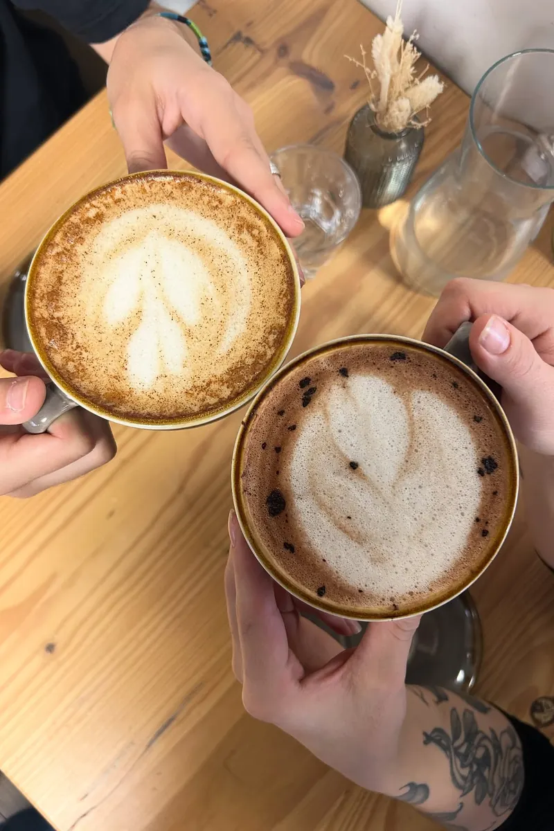 Deux lattes sur une table en bois, l'un dessiné en forme de chat