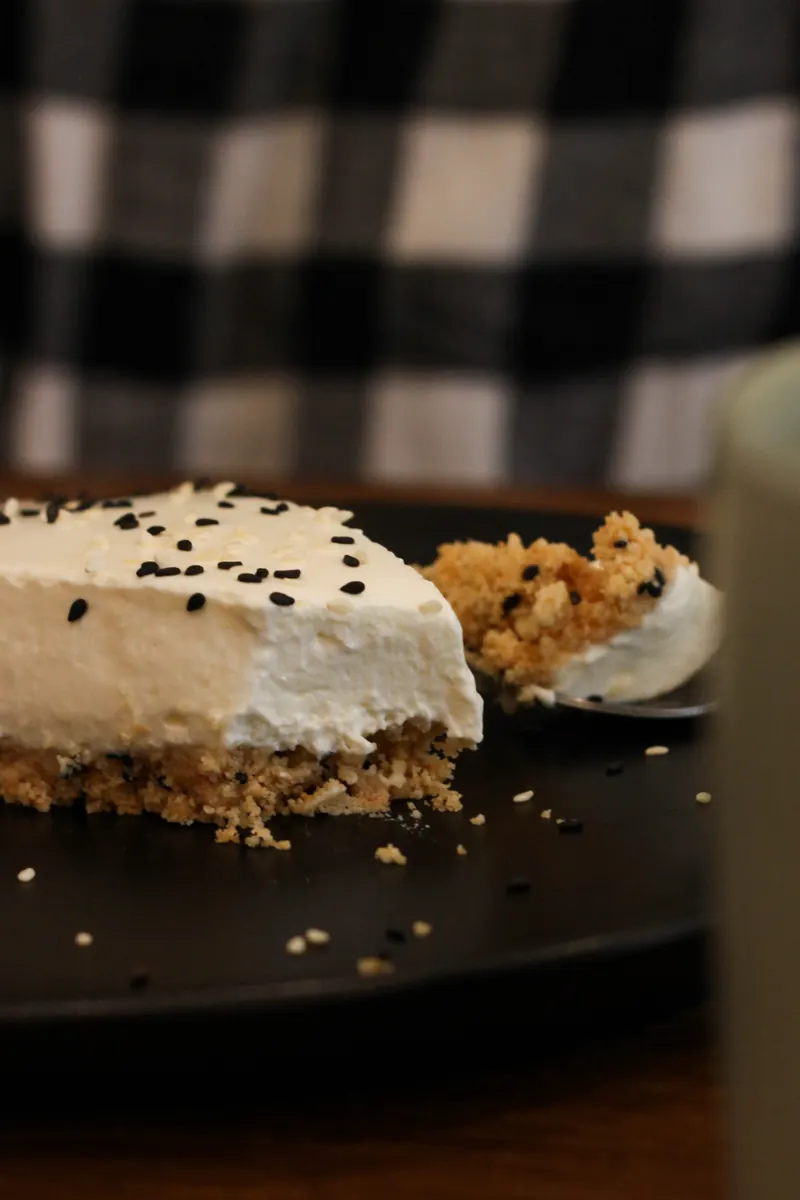 Deux tranches de banana bread sur une assiette bleue