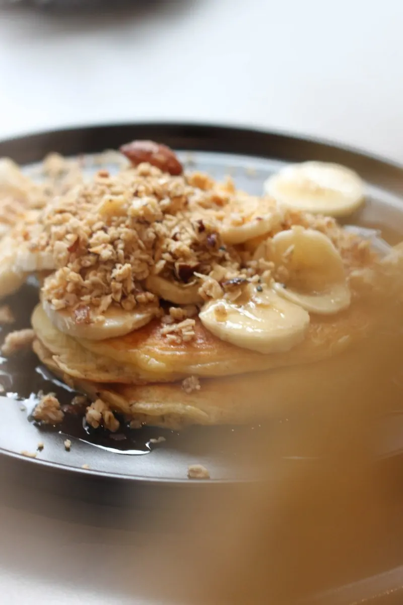 Pancakes moelleux à la banane et au granola maison