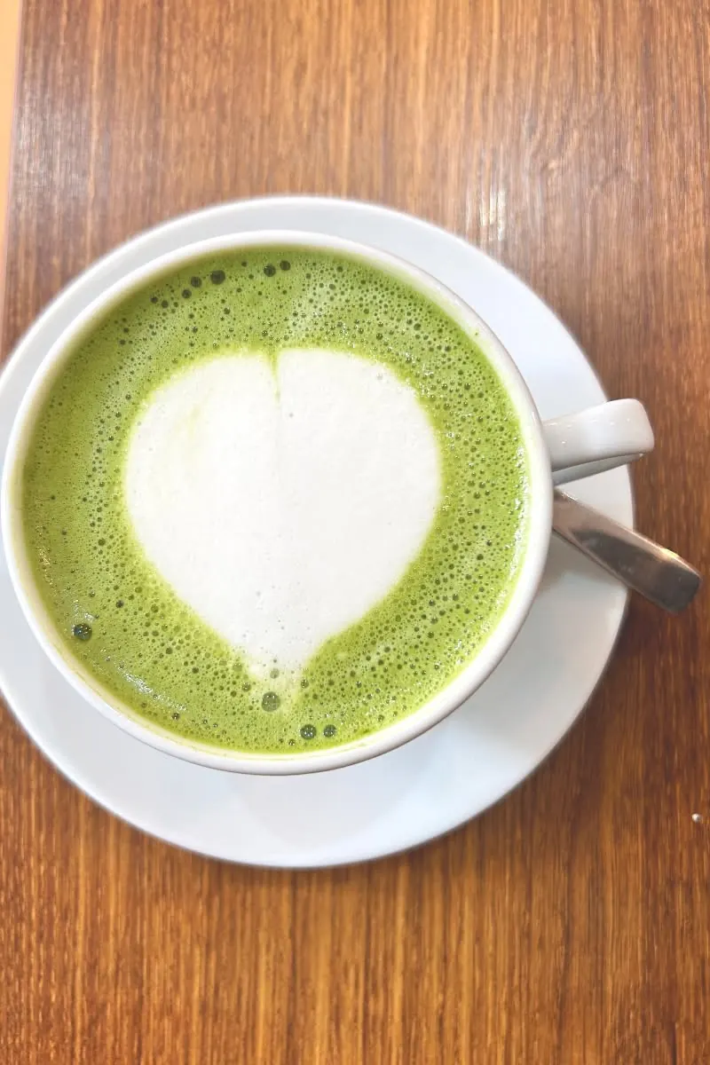 Matcha latte avec un cœur en latte art