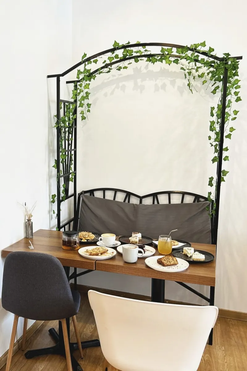Coin de la salle avec arche végétale et banquette