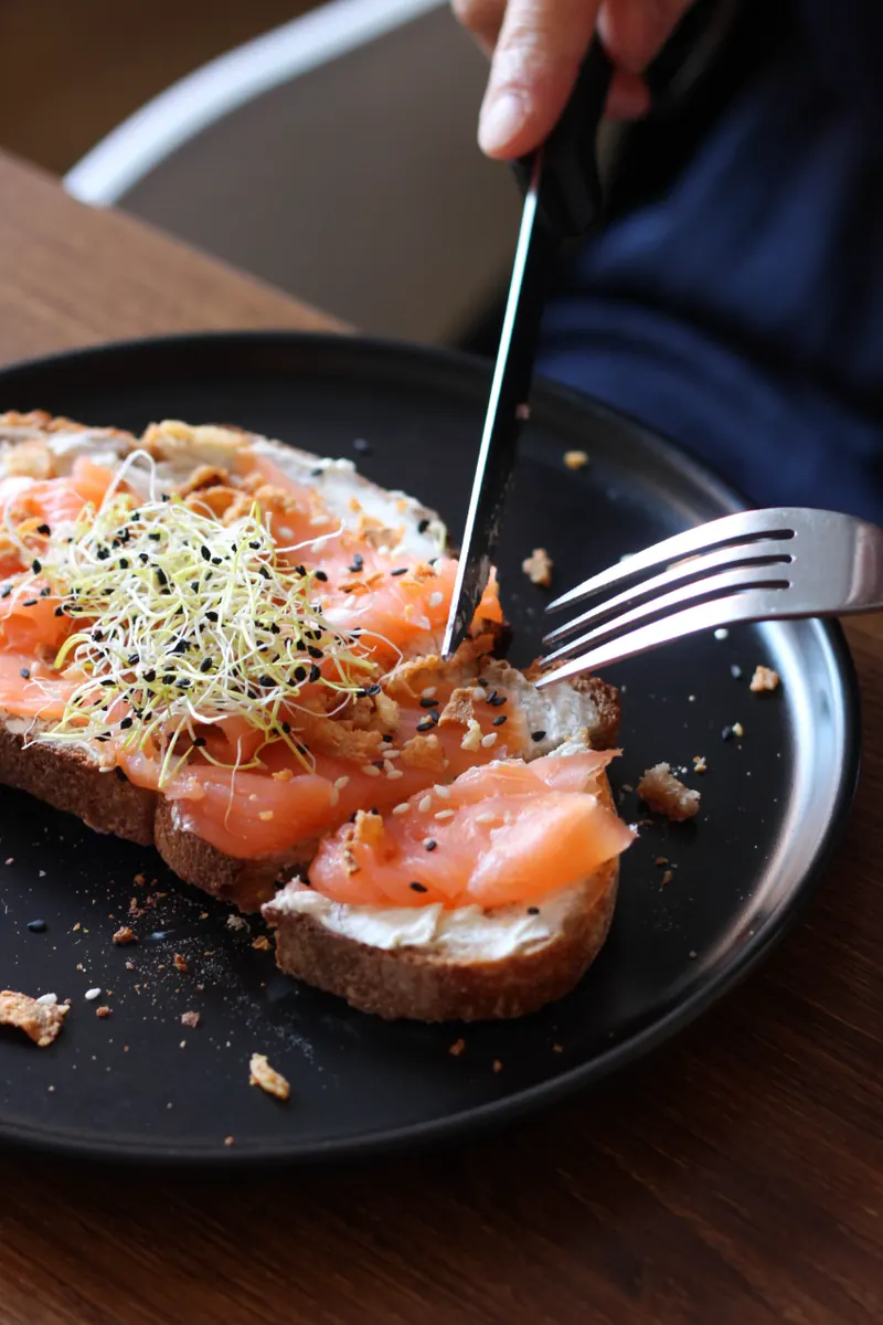 Toast au saumon fumé et graines germées, coupé au couteau