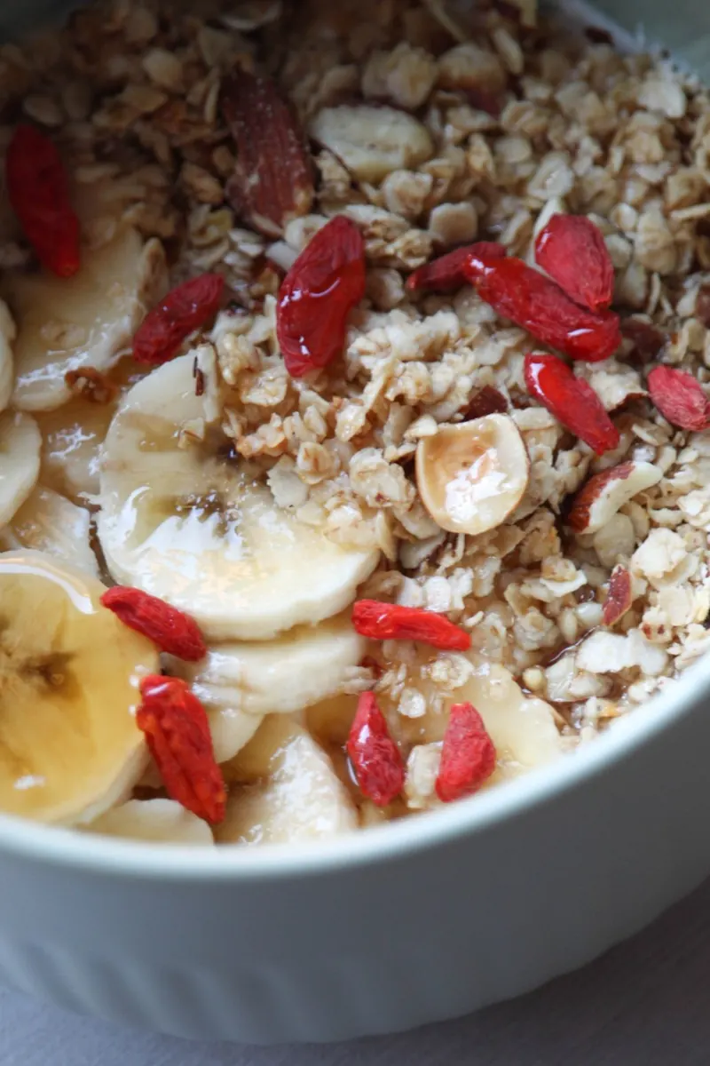 Granola bowl à la banane et aux baies de goji