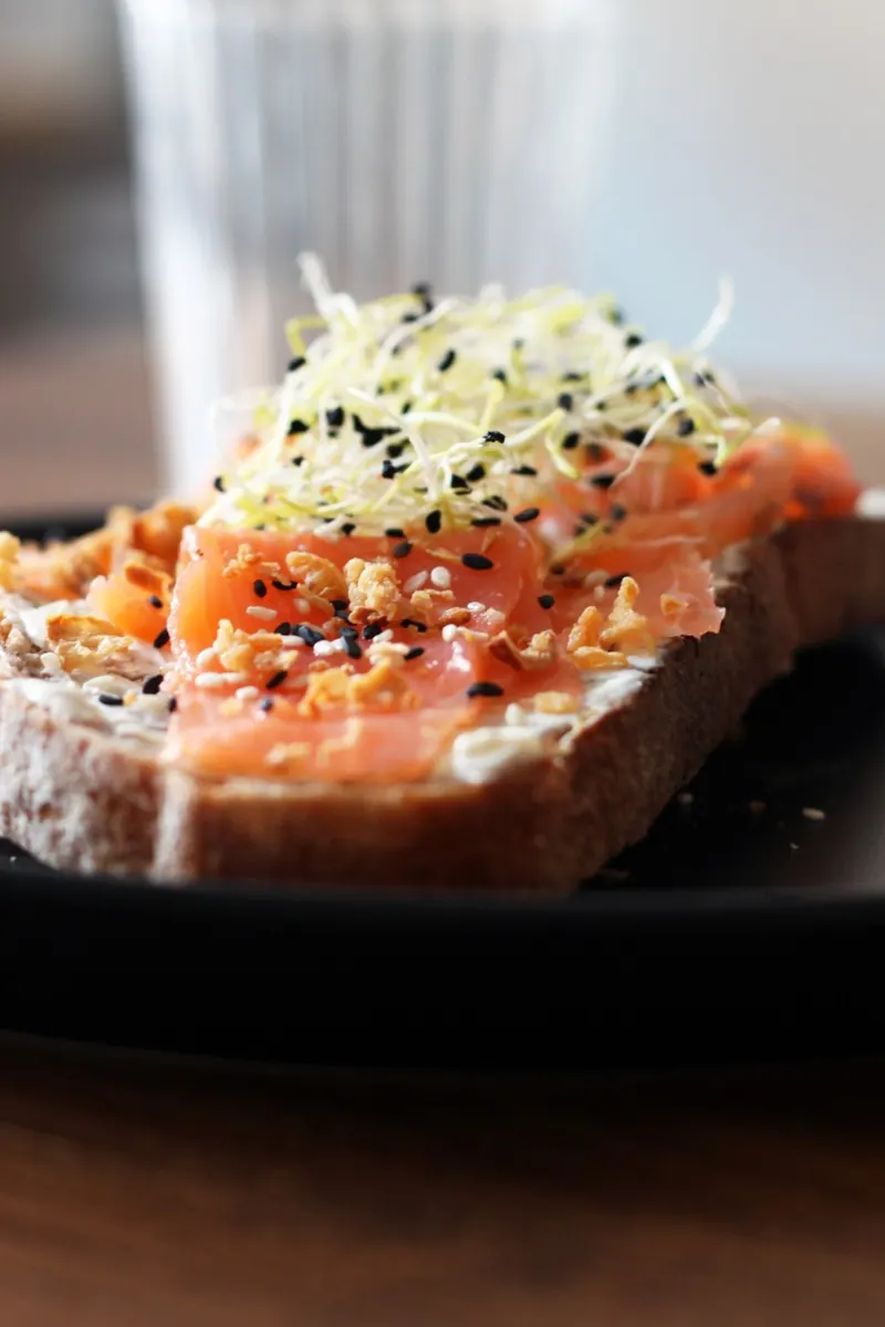 Toast au saumon fumé et graines germées