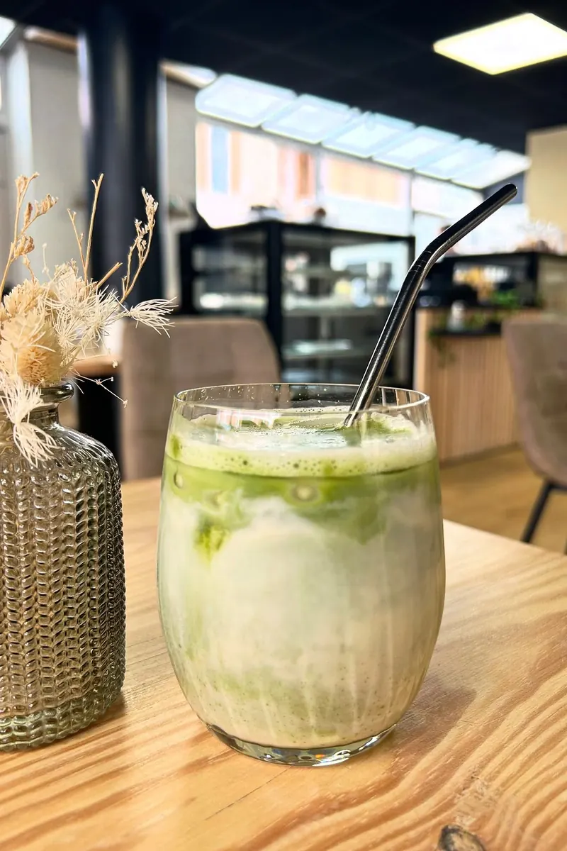 Matcha latte glacé sur une table du café