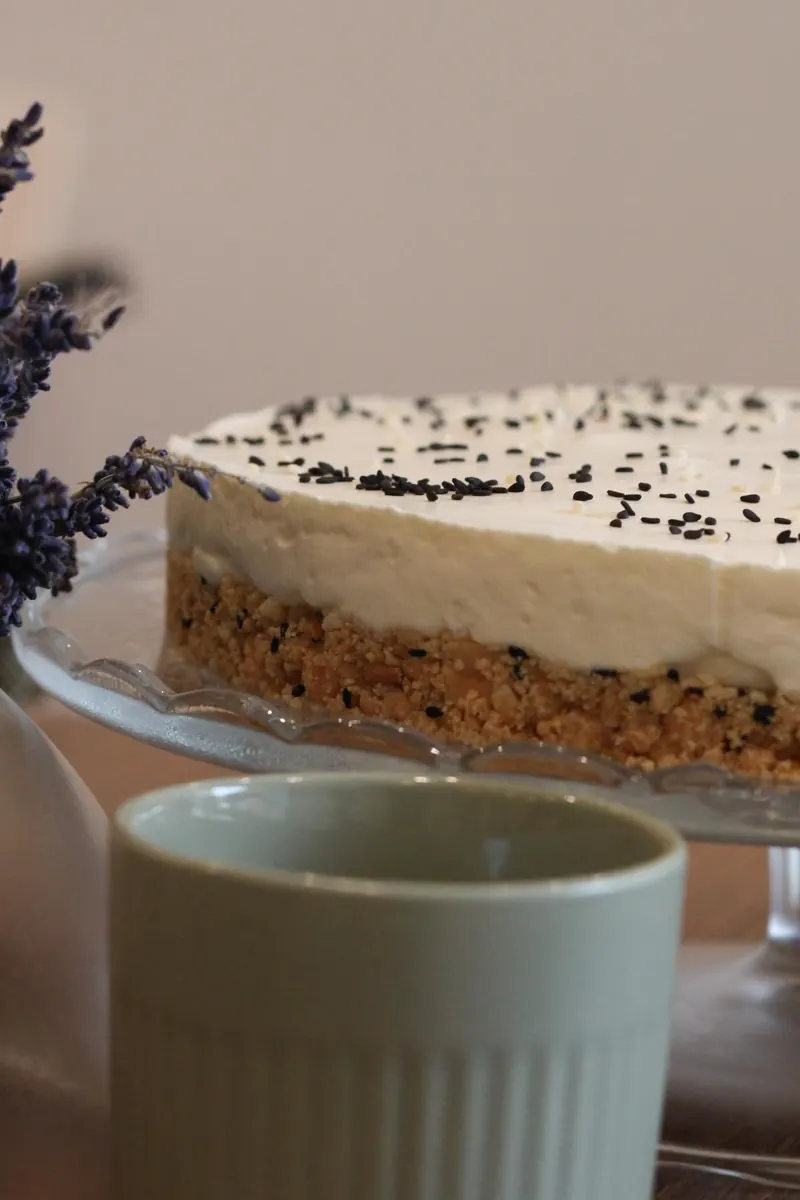 Cheesecake maison et tasse en céramique