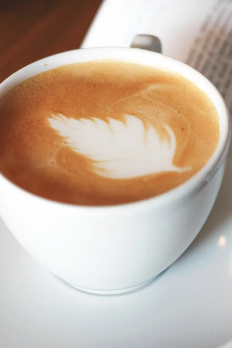 Cappuccino avec un latte art en forme de feuille
