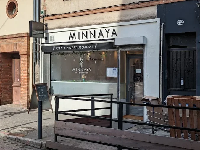 Devanture du café Minnaya au 32 rue de la Colombette, avec sa terrasse