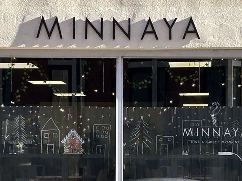 Devanture du café Minnaya Saint-Sernin, rue Lascrosses